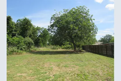 748 W Elm Street, Bartlett, TX 76511 - Photo 2