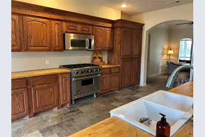 329 Flash Circle, Luling, TX 78629 - Photo 10