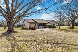 405 Lynch St, Smithville, TX 78957 - Photo 2