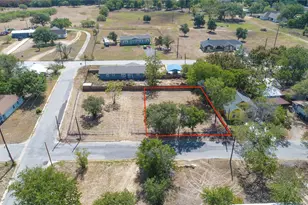 220 Daisy Ave, Luling, TX 78648 - Photo 1