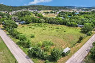 201 Oak Dr, New Braunfels, TX 78132 - Photo 1