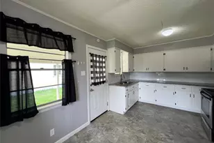 806 W 8th St, Taylor, TX 76574 - Photo 4