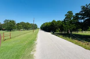 224 Crooked Hollow Dr, Elgin, TX 78621 - Photo 2