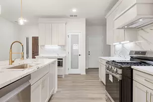 330 Cactus St, Giddings, TX 78942 - Photo 10