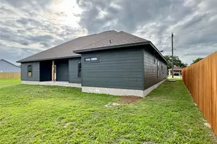 330 Cactus St, Giddings, TX 78942 - Photo 6