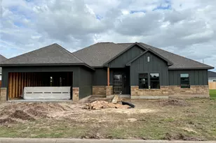 330 Cactus St, Giddings, TX 78942 - Photo 2