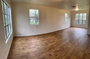 516 San Saba St, Lockhart, TX 78644 - Photo 4