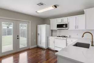 5220 Hutchinson Dr, Austin, TX 78723 - Photo 2