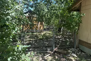 506 Forest Ct, Taylor, TX 76574 - Photo 4