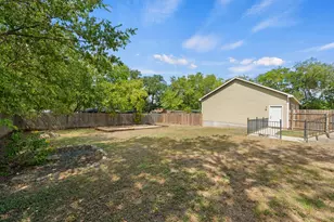 808 N Water St, Burnet, TX 78611 - Photo 22