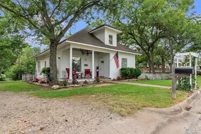 262 W Richmond Street, Giddings, TX 78942 - Photo 2