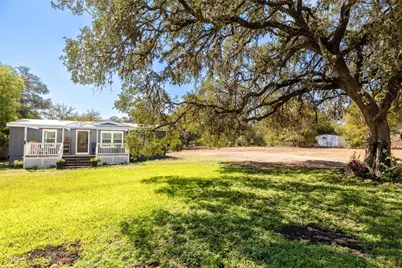 106 E Olive Street, Lockhart, TX 78644 - Photo 2