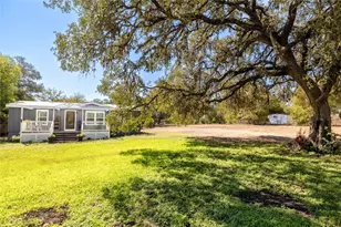 106 E Olive St, Lockhart, TX 78644 - Photo 2