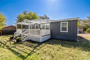 106 E Olive St, Lockhart, TX 78644 - Photo 4