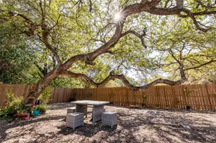 106 E Olive St, Lockhart, TX 78644 - Photo 8
