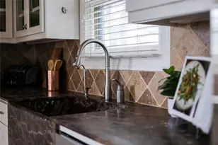 610 Oakland Ave, Austin, TX 78703 - Photo 14