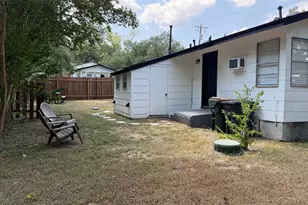 1802 University Ave, Georgetown, TX 78626 - Photo 2