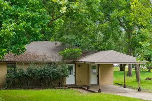 302 Harris St, Smithville, TX 78957 - Photo 1