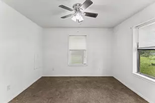 302 Harris St, Smithville, TX 78957 - Photo 14
