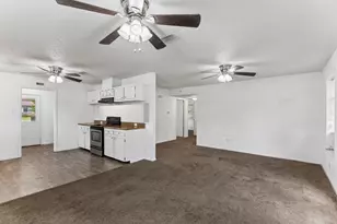 302 Harris St, Smithville, TX 78957 - Photo 4