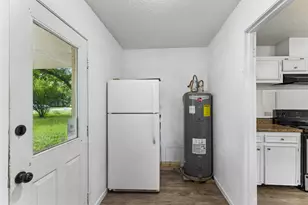 302 Harris St, Smithville, TX 78957 - Photo 10