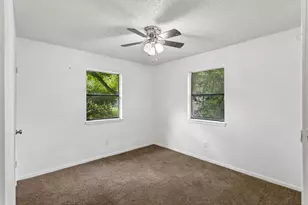 302 Harris St, Smithville, TX 78957 - Photo 16