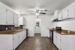 302 Harris St, Smithville, TX 78957 - Photo 6