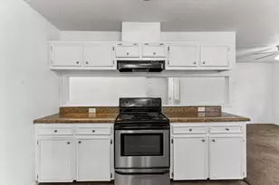 302 Harris St, Smithville, TX 78957 - Photo 8