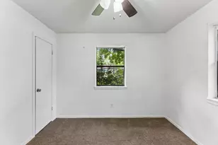 302 Harris St, Smithville, TX 78957 - Photo 18