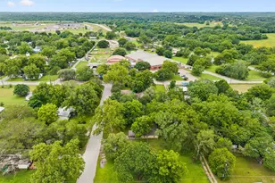 302 Harris St, Smithville, TX 78957 - Photo 2
