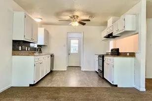 302 Harris St, Smithville, TX 78957 - Photo 2