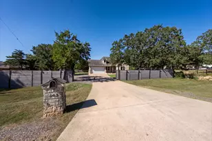 263 Indian Oak Dr, Bastrop, TX 78602 - Photo 2