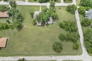 102 Elmo St, Florence, TX 76527 - Photo 2