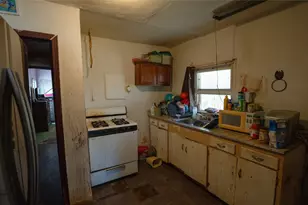 303 Yoakum St, Rockdale, TX 76567 - Photo 8