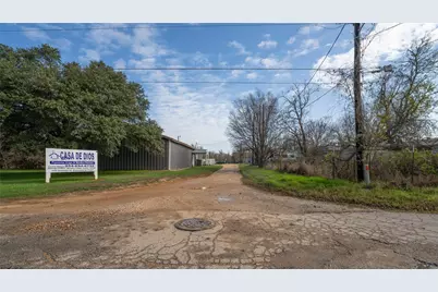 303 Yoakum St, Rockdale, TX 76567 - Photo 4