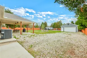 421 Las Lomas Dr, Elgin, TX 78621 - Photo 32