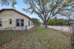 148 E Boundary St, Giddings, TX 78942 - Photo 22