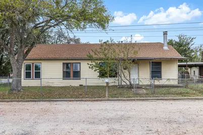 148 E Boundary Street, Giddings, TX 78942 - Photo 2
