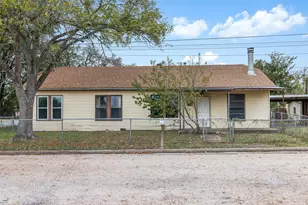 148 E Boundary St, Giddings, TX 78942 - Photo 2