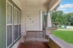 804 Howard St, Taylor, TX 76574 - Photo 6