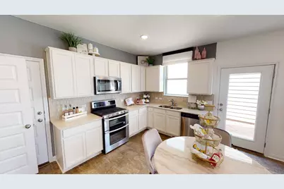 8200 Springsteen Drive, Austin, TX 78744 - Photo 2