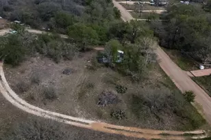 128 Arrowhead Ct, Bastrop, TX 78602 - Photo 4