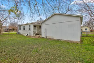 921 W 5th St, Taylor, TX 76574 - Photo 4