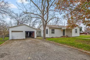 921 W 5th St, Taylor, TX 76574 - Photo 2