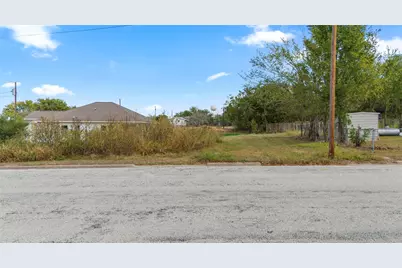 366 N Dallas Street, Giddings, TX 78942 - Photo 4