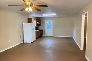 204 Hall St, Elgin, TX 78621 - Photo 2
