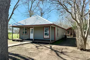 404 Lee St, Smithville, TX 78957 - Photo 1