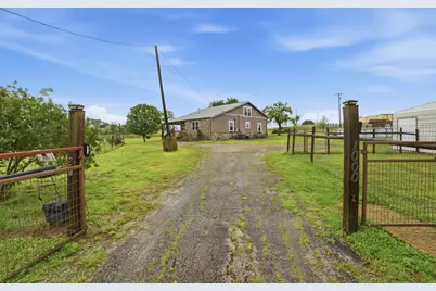 1000 County Road 458, Coupland, TX 78615 - Photo 18