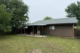 1704 S Walnut St, Georgetown, TX 78626 - Photo 2