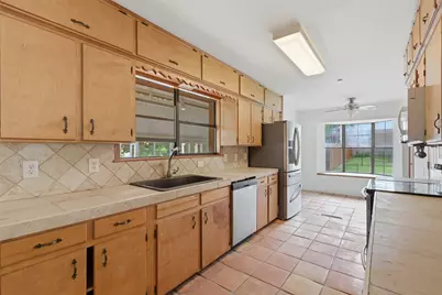 104 N Willis Street, Lampasas, TX 76550 - Photo 6